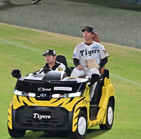 　１０回のマウンドへ向かう村上（撮影・西田忠信）