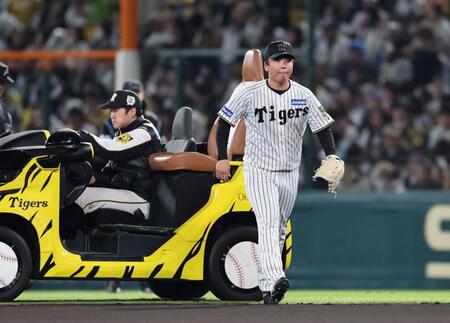 　１０回、マウンドへ向かう村上（撮影・田中太一）