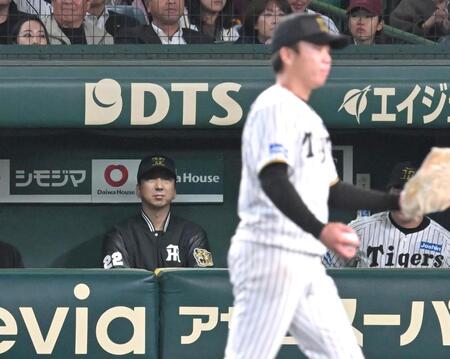 　１０回のマウンドを村上に託す藤川監督（撮影・飯室逸平）