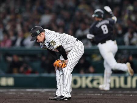 　８回、柳田に同点２ランを許す石井（撮影・田中太一）