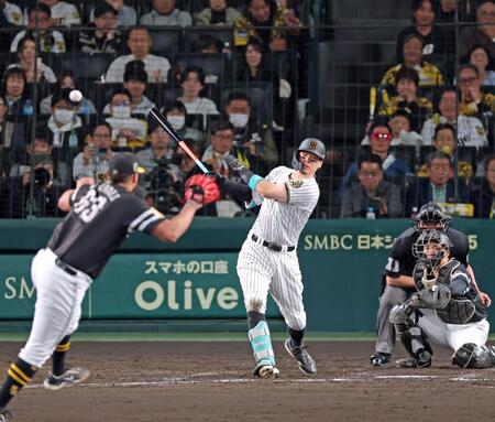 　５回、中前へ適時打を放つ佐藤輝（撮影・立川洋一郎）