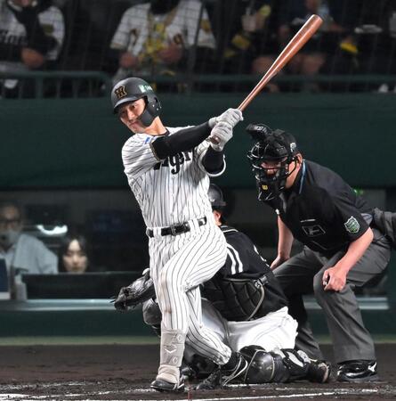 　２回、先制打を放つ坂本（撮影・飯室逸平）