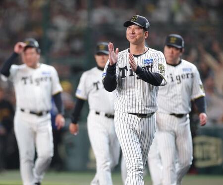 　小久保監督を祝福する藤川監督（撮影・西岡正）