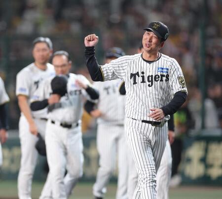 　小久保監督を祝福する藤川監督（撮影・西岡正）