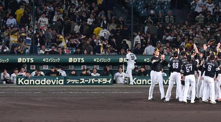 　歓喜のソフトバンクナインを見つめる阪神ナイン（撮影・飯室逸平）