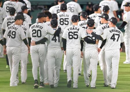 　仲間たちに慰められながら引き揚げる村上（４１）と石井（６９）＝撮影・立川洋一郎