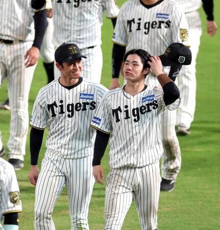 　日本シリーズを終え、近本（左）は中野に声をかける（撮影・山口登）