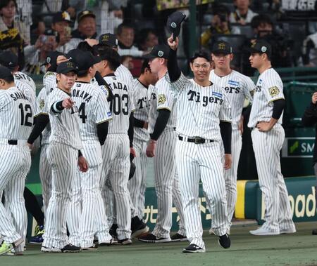 　ファンに声援に応える原口（撮影・金田祐二）