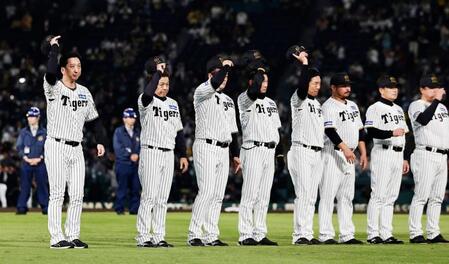 　ソフトバンクに敗れ、ファンにあいさつする藤川監督（左端）ら