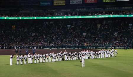 　あいさつする阪神ナイン（撮影・金田祐二）