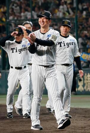 　日本一に輝いたソフトバンクに拍手を送る藤川監督