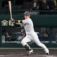 　８回、中前打を放つ近本（撮影・飯室逸平）　