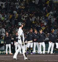 　ソフトバンクに３連敗を喫し、整列する近本（撮影・北村雅宏）