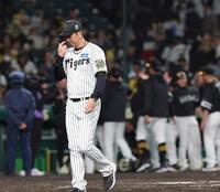 　ソフトバンクに連敗し、足早に引き揚げる藤川監督（撮影・北村雅宏）