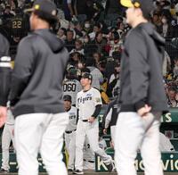 　ソフトバンクが王手を決めた中、あいさつに向かう藤川監督（撮影・田中太一）