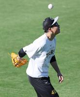 　背面でキャッチする大竹（撮影・金田祐二）