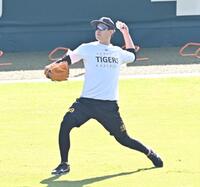 　キャッチボールで調整する大竹（撮影・西田忠信）