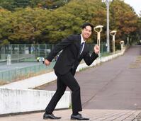 　走るポーズを決める阪神ドラフト３位指名の筑波大・岡城（撮影・佐々木彰尚）