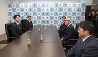 　平塚克洋スカウト（右上）、畑山俊二統括スカウト（同中）、東辰弥編成ディレクター（同下）から指名あいさつを受けた３位指名の筑波大・岡城快生（左）＝撮影・佐々木彰尚