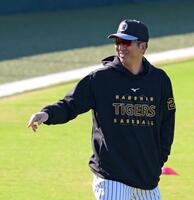 　笑顔を見せ選手に話しかける藤川監督（撮影・立川洋一郎）