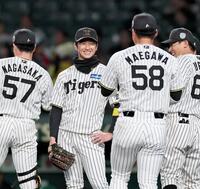 　シートノックを終え、笑顔を見せる近本（撮影・田中太一）