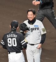 　メンバー表の交換時に笑顔を見せる藤川監督（撮影・西田忠信）