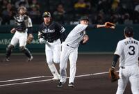 　１回、柳田を一ゴロにしとめる大竹（撮影・金田祐二）