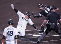 　２回、大山は坂本の左前打で生還する（捕手・海野）＝撮影・山口登