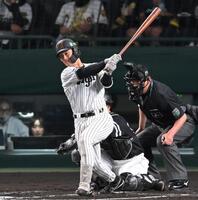 　２回、先制打を放つ坂本（撮影・飯室逸平）