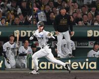　２回、先制打を放ち一塁へ向かう坂本（撮影・飯室逸平）