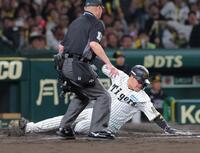 　２回、坂本の先制となる適時打で生還する大山（撮影・北村雅宏）