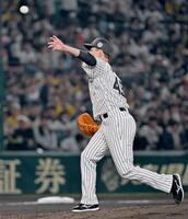 　４回、柳町にスローボールを投げる大竹