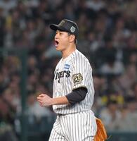 　５回、山川を遊ゴロに仕留め、拳を握る大竹（撮影・北村雅宏）