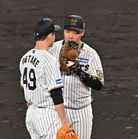 　５回、大竹（左）に声をかける大山（撮影・西田忠信）