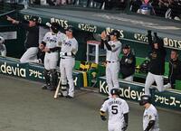 　５回、佐藤輝の適時打に沸く阪神ベンチ（撮影・西田忠信）