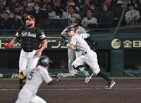 　５回、適時打を放つ佐藤輝（撮影・飯室逸平）