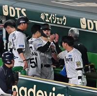 　５回に適時打を放ち、ベンチ内でナインとタッチを交わす佐藤輝（中央）＝撮影・西田忠信