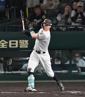 　５回、適時打を放つ佐藤輝（撮影・飯室逸平）