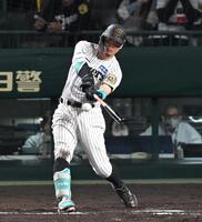 　５回、適時打を放つ佐藤輝（撮影・飯室逸平）