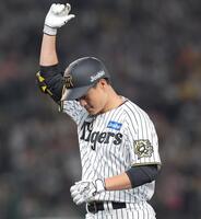 　５回、中前打を放ち、右手を上げる大竹（撮影・北村雅宏）