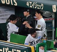 　２回を終え、先制打の坂本（左）とタッチを交わす大竹（撮影・西田忠信）