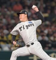 　７回から登板する及川（撮影・北村雅宏）