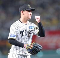 　７回、ピンチをしのぎ、ガッツポーズの及川（撮影・西岡正）