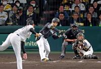 　７回、見逃し三振に倒れる代打・近藤（撮影・立川洋一郎）