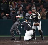 　７回、見逃し三振に倒れがっくりの代打・近藤（撮影・金田祐二）