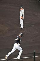 　８回、柳田（手前）に同点２ランを浴びた石井（撮影・西田忠信）