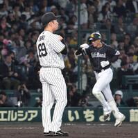 　８回、柳田（右）に同点となる２ランを浴びた石井（撮影・北村雅宏）