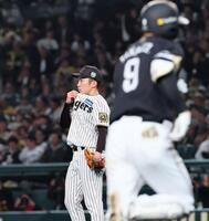 　８回、柳田に同点２ランを許す石井（撮影・田中太一）