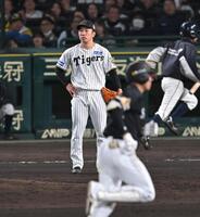 　８回、柳田に同点２ランを打たれ、ぼう然と立ちつくす石井（撮影・飯室逸平）