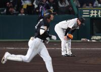 　８回、柳田に同点２ランを浴びる石井（撮影・金田祐二）